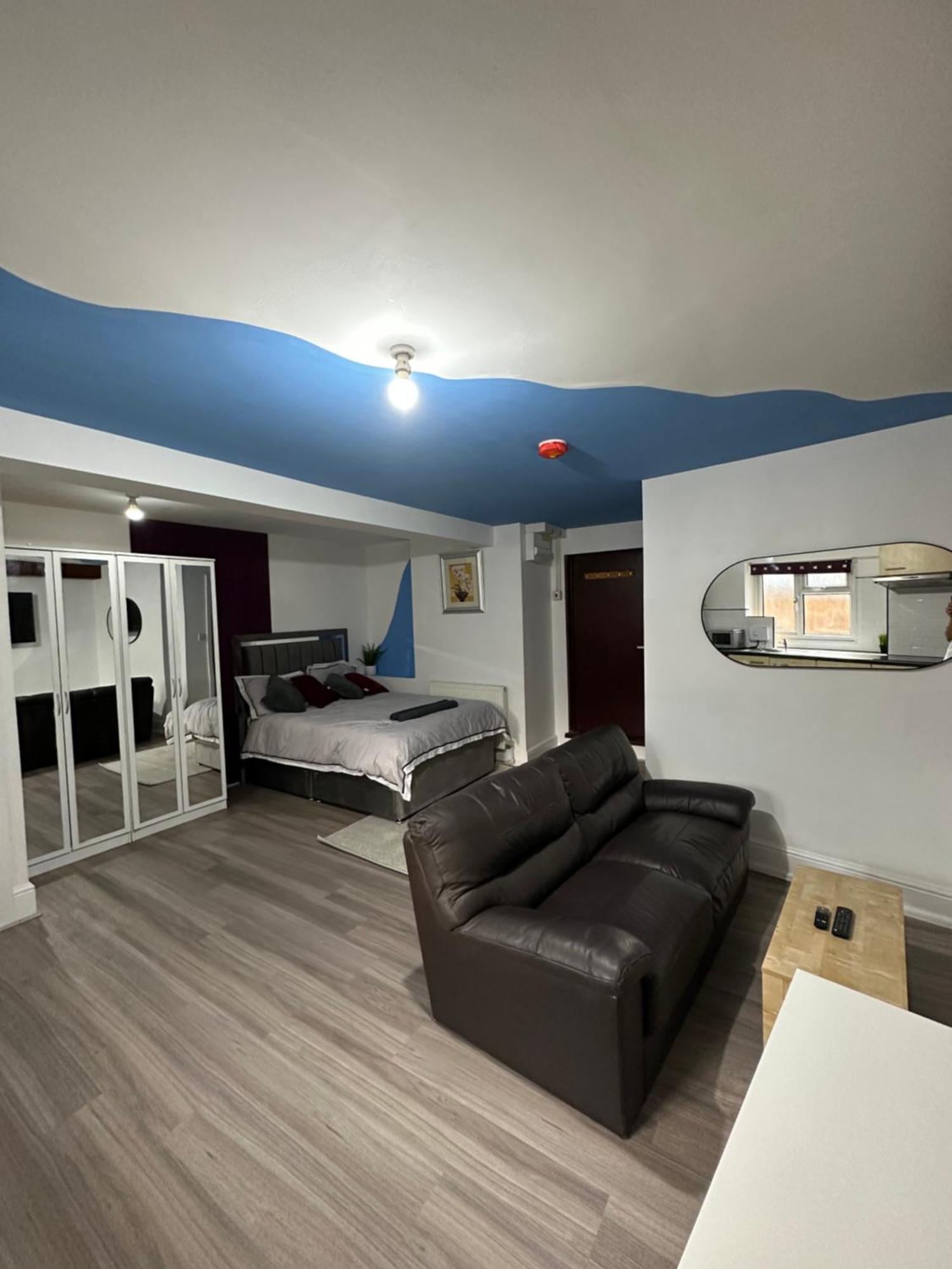 Апартаменты Modern & Cosy Near Centre